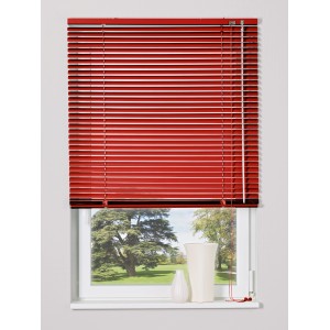 Rote Aluminium Jalousie Burgos, 120x160 cm, am Fenster für Sicht- und Sonnenschutz.