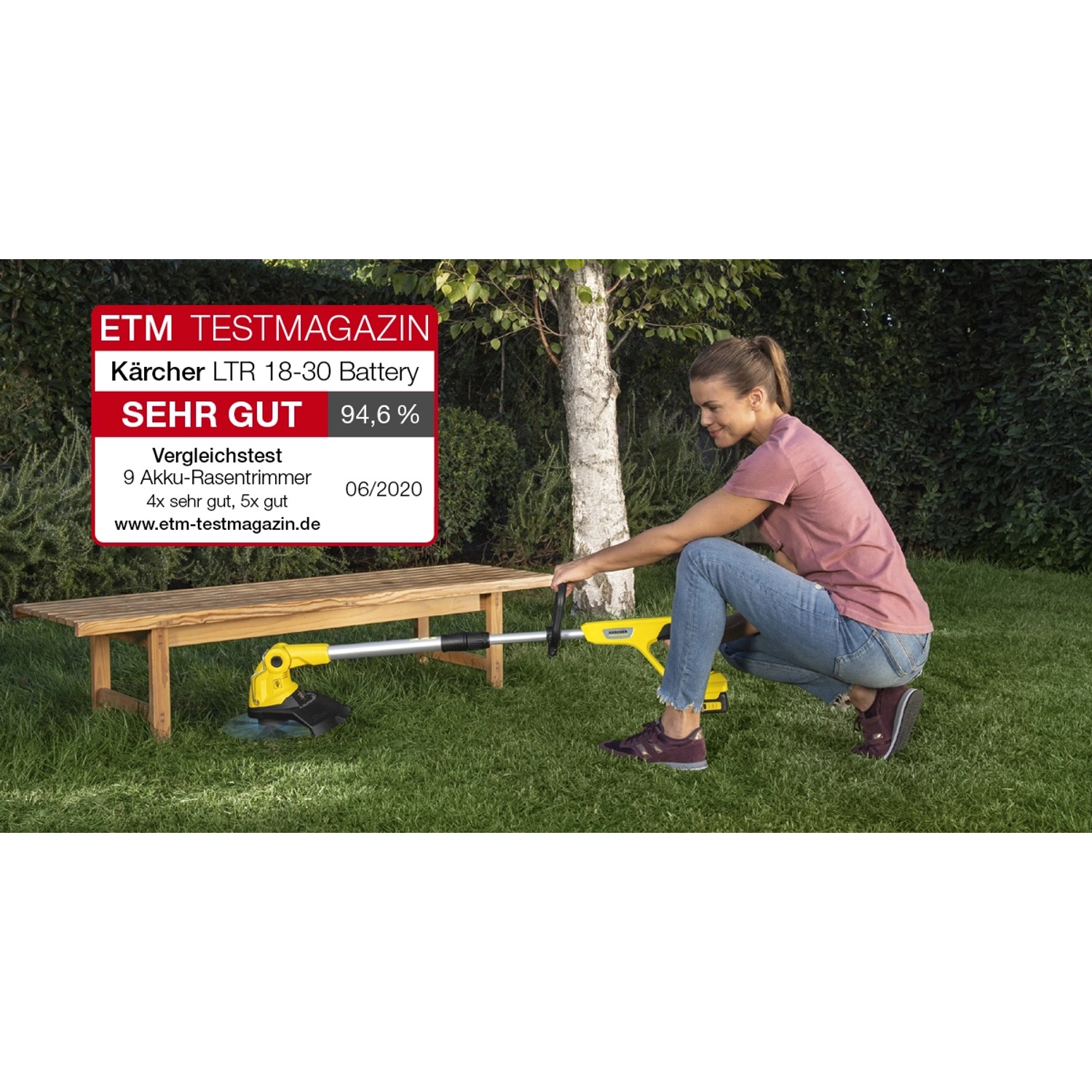 Frau nutzt gelben Kärcher Akku-Rasentrimmer LTR 18-30 zum Rasentrimmen im Garten.