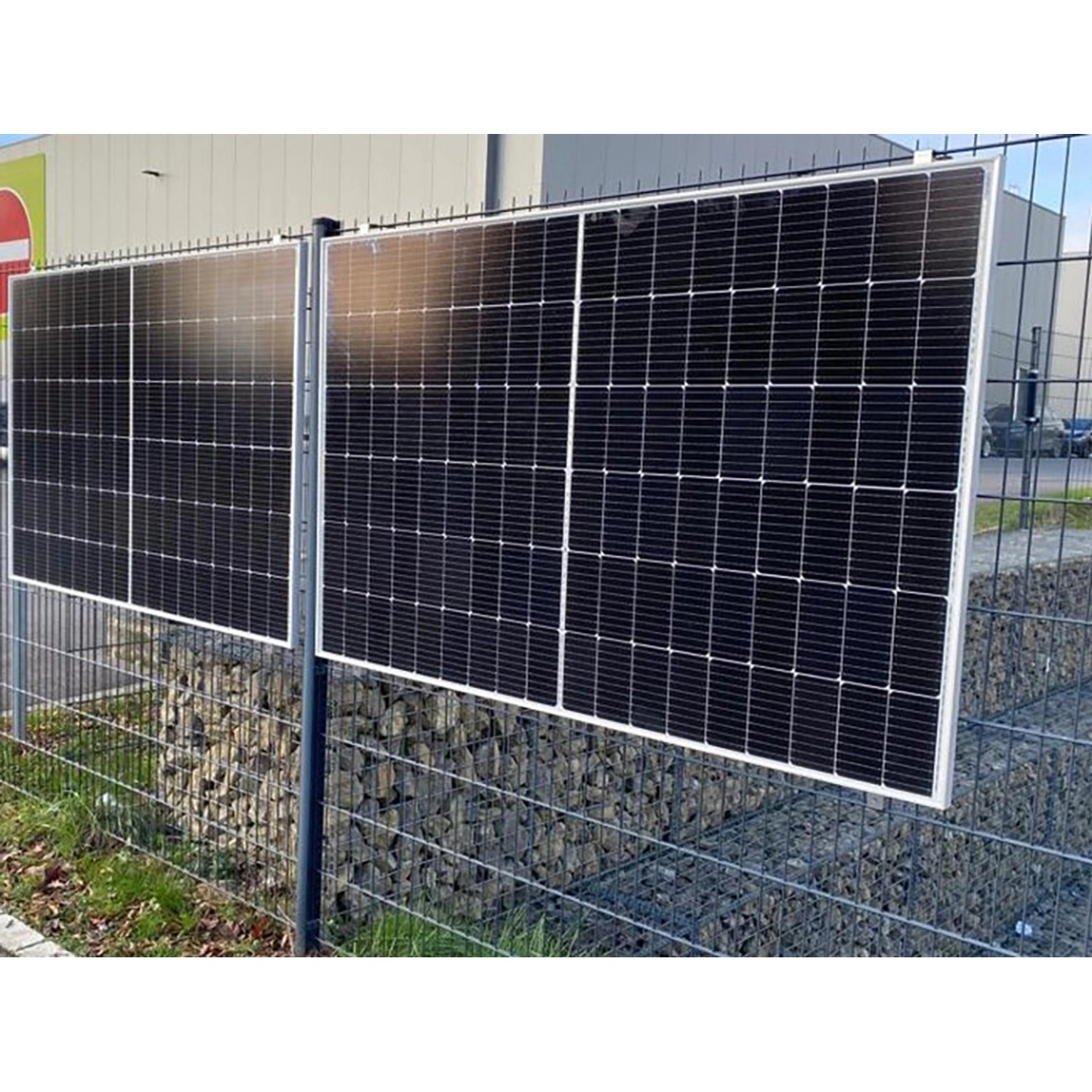 Absaar Solar Balkonkraftwerk-Set mit zwei 410 W Panels an einem Zaun.