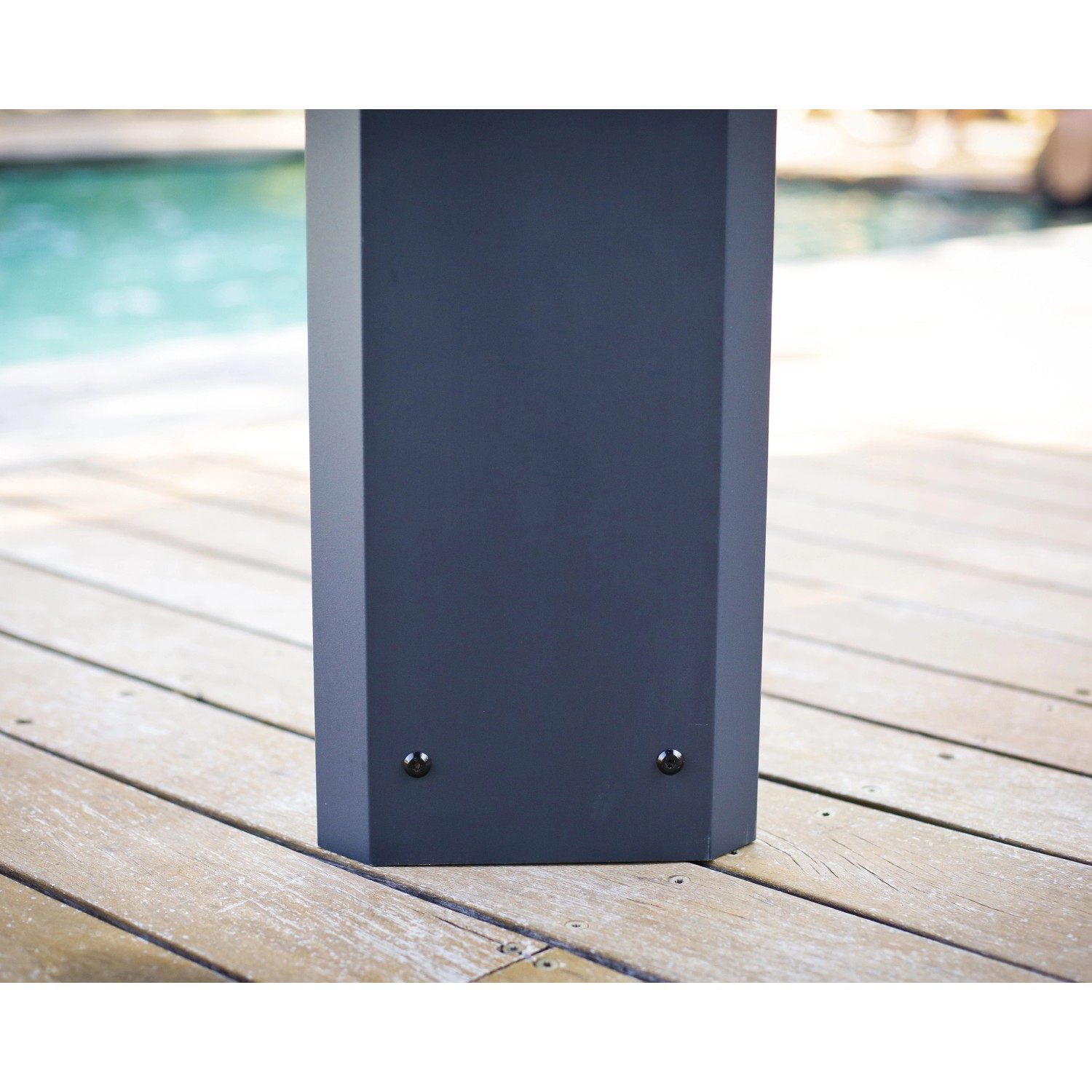 Detailansicht einer anthrazitfarbenen Säule des Palram Canopia Dallas Gartenpavillons.