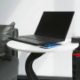 Schwarze 3-fach Steckdosenleiste mit USB-Anschlüssen am Tisch mit Laptop und Smartphone.