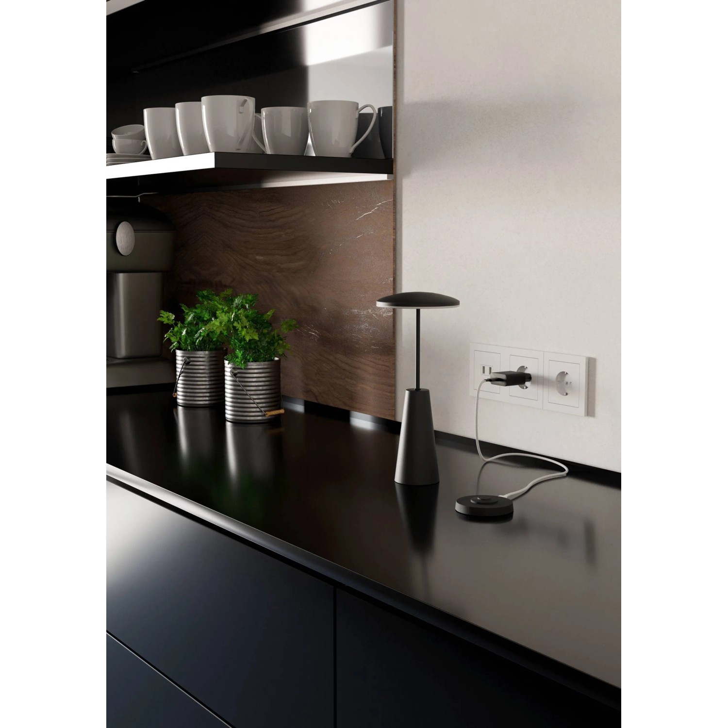 EGLO Ladestation für Ponente Tischleuchten, USB-C Stecker, aus schwarzem Kunststoff.