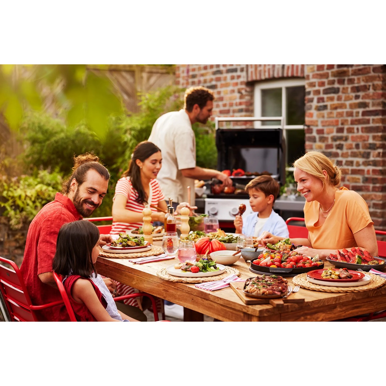 Familie grillt mit Weber Gasgrill EP-425 GBS Spirit 2025 im Garten.