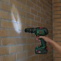 Bosch Advanced Drill 18V-80 Akku-Bohrschrauber beim Bohren in eine Ziegelwand.