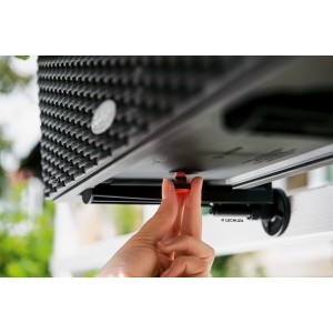 Lechuza Balkonkastenhalterung in Schwarz wird montiert.