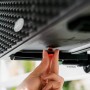 Lechuza Balkonkastenhalterung in Schwarz wird montiert.