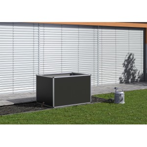 Schwarzes KGT Aluminium-Hochbeet (91x121x77cm) im Garten mit Gießkanne.