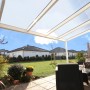 Weiße Terrassenüberdachung Genua aus Aluminium mit klarer Doppelstegplatte. 