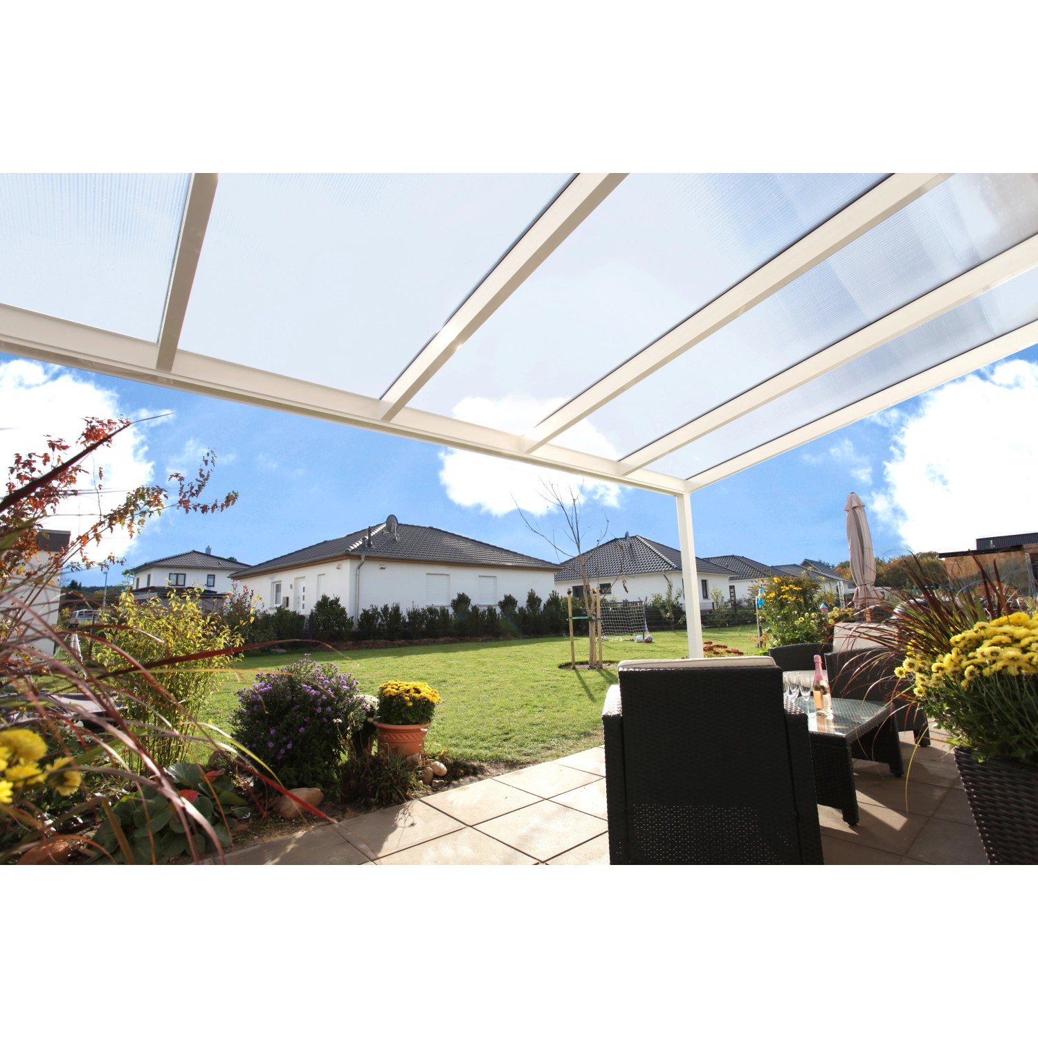 Weiße Terrassenüberdachung Genua aus Aluminium mit klarer Doppelstegplatte. 