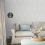 Laura Ashley Vliestapete Heraldic Damask in Grau an Wohnzimmerwand mit Sofa und Dekoration.