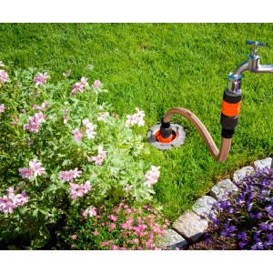 Gardena Profi-System Anschlussgarnitur verbunden mit Wasserhahn im Garten.