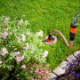 Gardena Profi-System Anschlussgarnitur verbunden mit Wasserhahn im Garten.