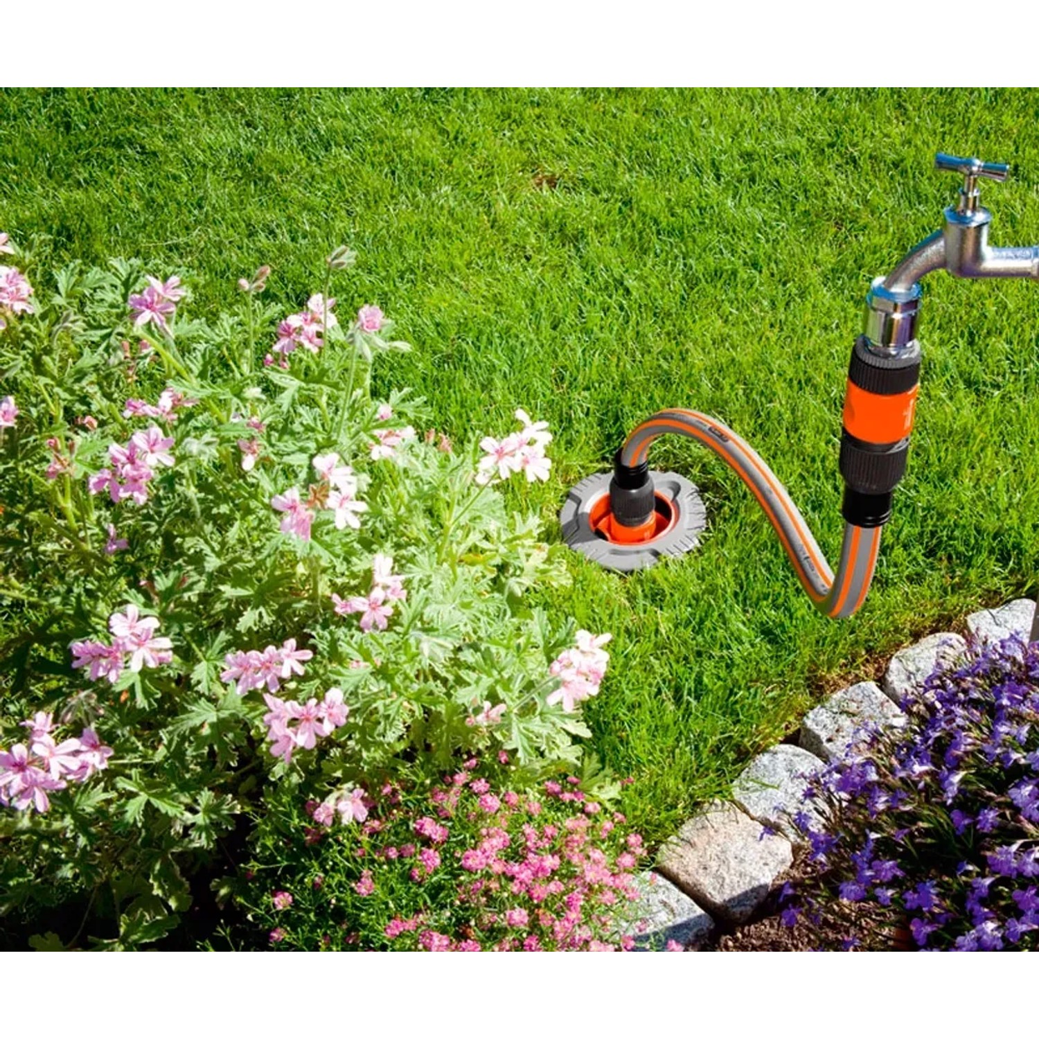 Gardena Profi-System Anschlussgarnitur verbunden mit Wasserhahn im Garten.