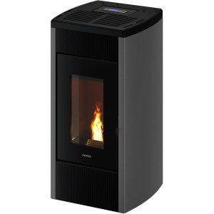 Freepoint Pelletofen Duke, Stahl silberfarben, 14 kW, mit Flamme im Brennraum.