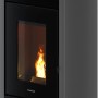 Freepoint Pelletofen Duke, Stahl silberfarben, 14 kW, mit Flamme im Brennraum.