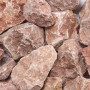 Nahaufnahme von rot-braunem Marmorbruch für Scherf Gabione. Ideal für Einfassungen und Mauersysteme.