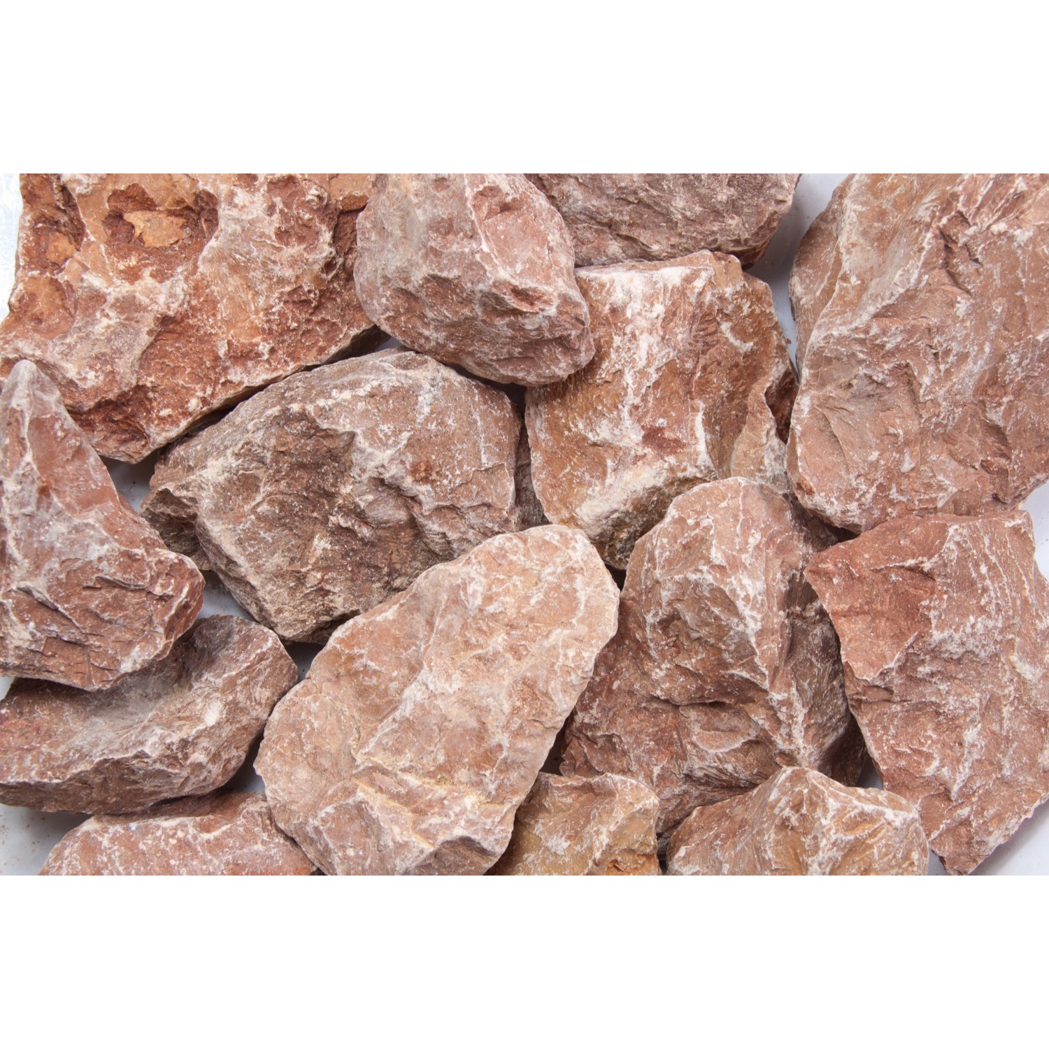 Nahaufnahme von rot-braunem Marmorbruch für Scherf Gabione. Ideal für Einfassungen und Mauersysteme.