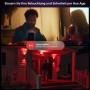 Philips Hue Flutlichtkamera Secure in Schwarz mit rotem Alarmlicht und Person vor Haustür.