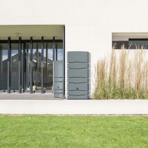 Graue Waterform Regentonne Aqua Tower 650 l vor Hauswand. Regenspeicher für Gartenbewässerung.