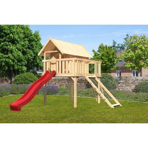 Karibu Stelzenhaus Fidel Set mit roter Rutsche und Netzrampe im Garten.