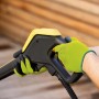 Hände mit LUX-TOOLS Arbeitshandschuhen (Größe 8) bedienen ein gelb-schwarzes Gerät.