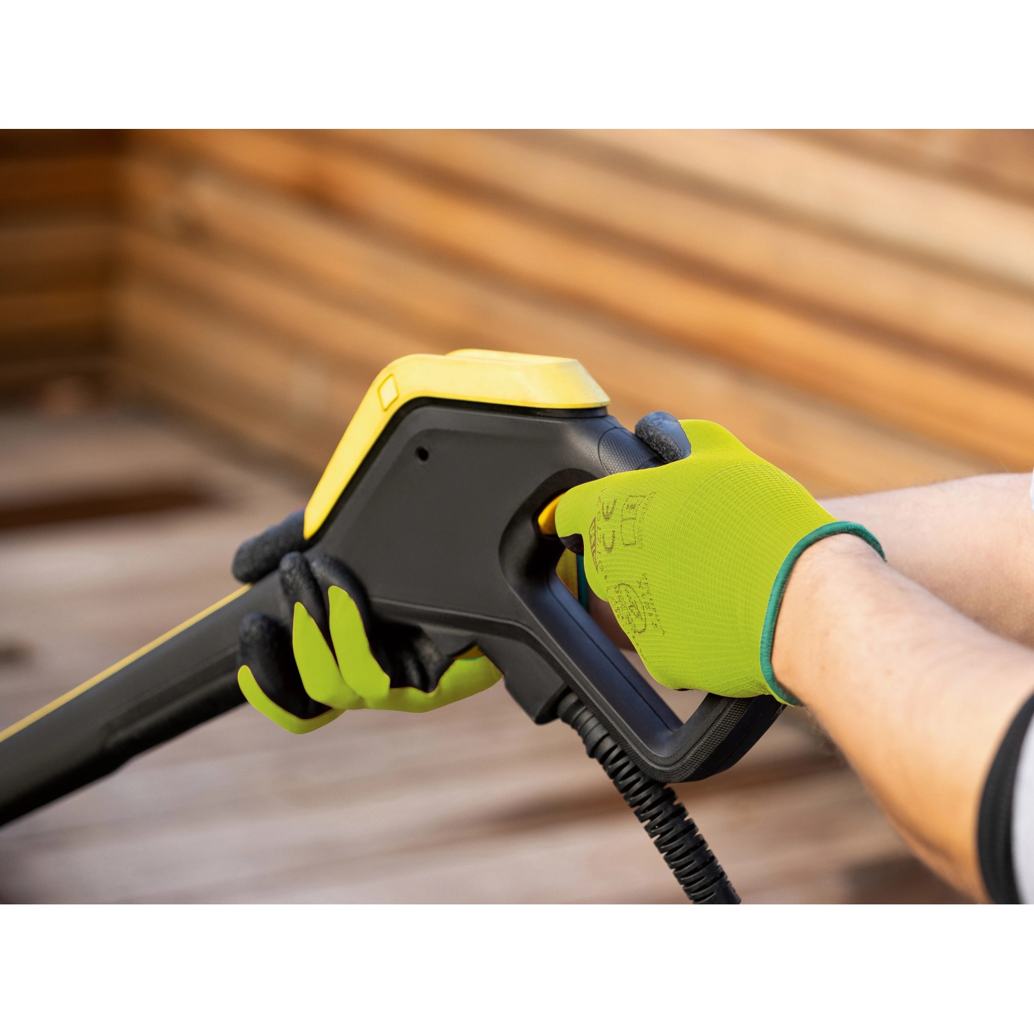 Hände mit LUX-TOOLS Arbeitshandschuhen (Größe 8) bedienen ein gelb-schwarzes Gerät.