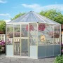 Vitavia Vogelvoliere Circus 9000 aus Aluminium im Garten mit Pflanzen und Vogelhaus.