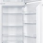 Geöffneter, weißer Kühlschrank der Respekta Küchenzeile Oliver, Teil einer Einbauküche.