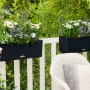 Zwei graphitschwarze Lechuza Balconera Cottage 50 Blumenkästen mit Pflanzen auf einem Balkon.
