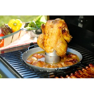 Campingaz Hähnchenbräter für Gasgrills der Serien 3 & 4. Hähnchen auf Bräter mit Gemüse auf Grill.