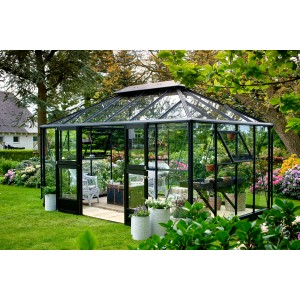 Juliana Gewächshaus Grand Oase 13 in Anthrazit, 13 m², mit Pflanzen im Garten.