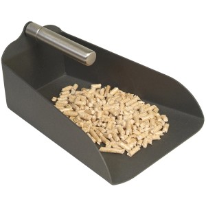 Lienbacher Schaufel, schwarz beschichtet, gefüllt mit Holzpellets. Zubehör für Kamin und Ofen.