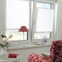Gardinia EasyFix Plissee, weiß, mit 2 Bedienschienen am Fenster montiert.