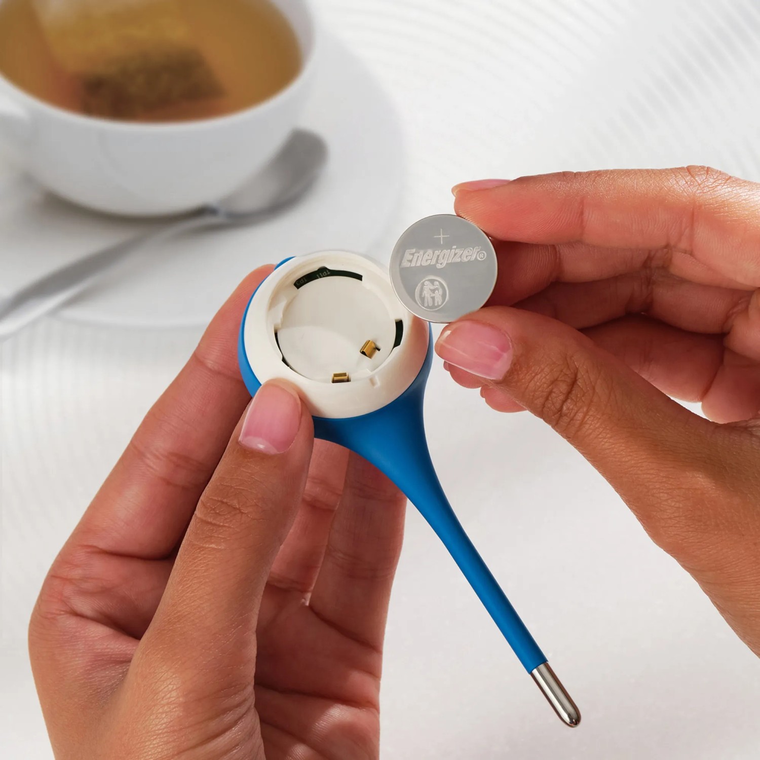 Energizer CR2025 Lithium Knopfzelle wird in ein Thermometer eingesetzt.