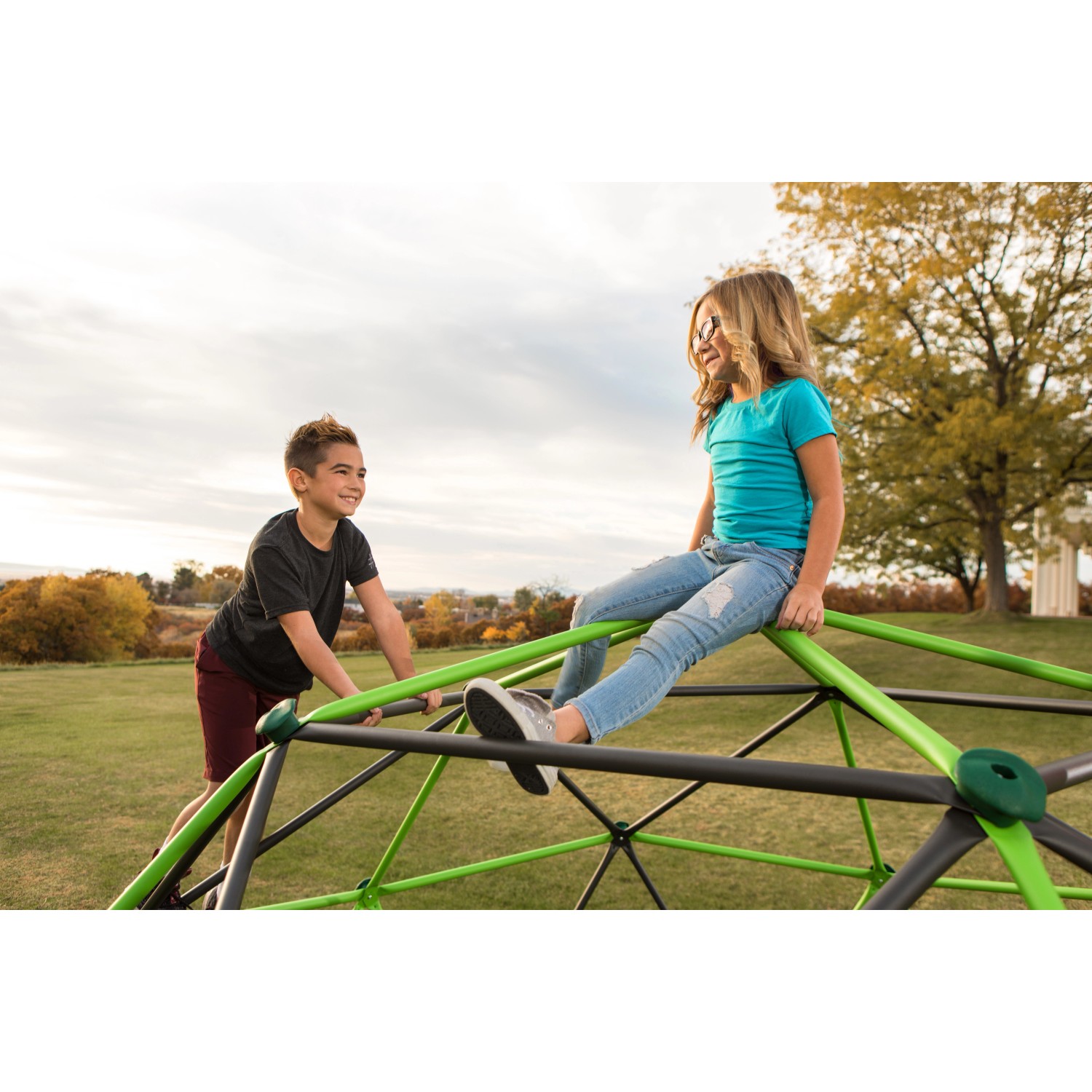 Kinder spielen auf Lifetime Geodome Klettergerüst (335x168cm) im Garten. Spielturm für Motorik und Spaß.