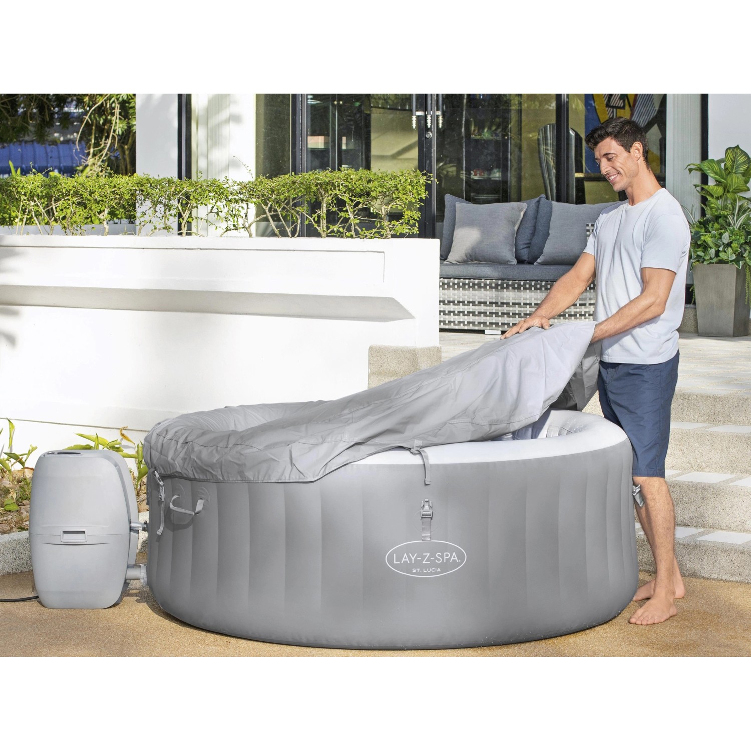 Bestway Lay-Z-Spa St. Lucia AirJet aufblasbarer Whirlpool mit Abdeckung und Mann.