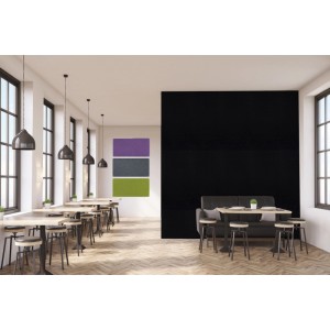 Schwarzes Jangal Modular Wall Filz-Wandpaneel mit gefasten Kanten als Akustikpaneel in modernem Raum, daneben Farbmuster.