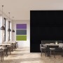 Schwarzes Jangal Modular Wall Filz-Wandpaneel mit gefasten Kanten als Akustikpaneel in modernem Raum, daneben Farbmuster.