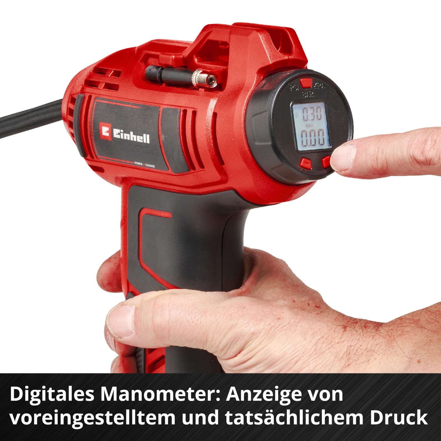 Einhell Akku-Autokompressor CE-CC 18 Li-Solo: Roter Kompressor mit digitaler Druckanzeige in Bedienung.