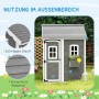 Graues Outsunny Kinderspielhaus aus Tannenholz mit schrägem Dach, Tür, Fenstern und Pflanzkasten im Garten.