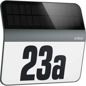 Steinel LED Solar-Hausnummerleuchte XSolar LH-N in Anthrazit mit der Hausnummer 23a.