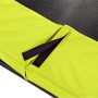 Detailaufnahme: Grüne Schutzabdeckung mit Klettverschluss am EXIT Silhouette Bodentrampolin.