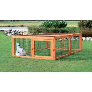 Trixie Freilaufgehege Natura, 174x48x109cm, mit Kaninchen und Trinkflasche im Garten.