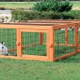 Trixie Freilaufgehege Natura, 174x48x109cm, mit Kaninchen und Trinkflasche im Garten.