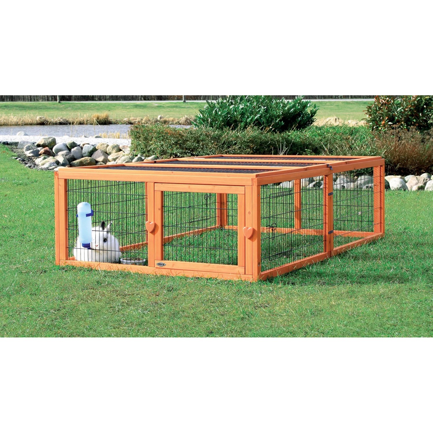 Trixie Freilaufgehege Natura, 174x48x109cm, mit Kaninchen und Trinkflasche im Garten.