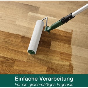 Auftragen von mattem Hartwachsöl mit Farbroller auf Holzboden. Bona Holz-Öl für Schutz und Pflege.