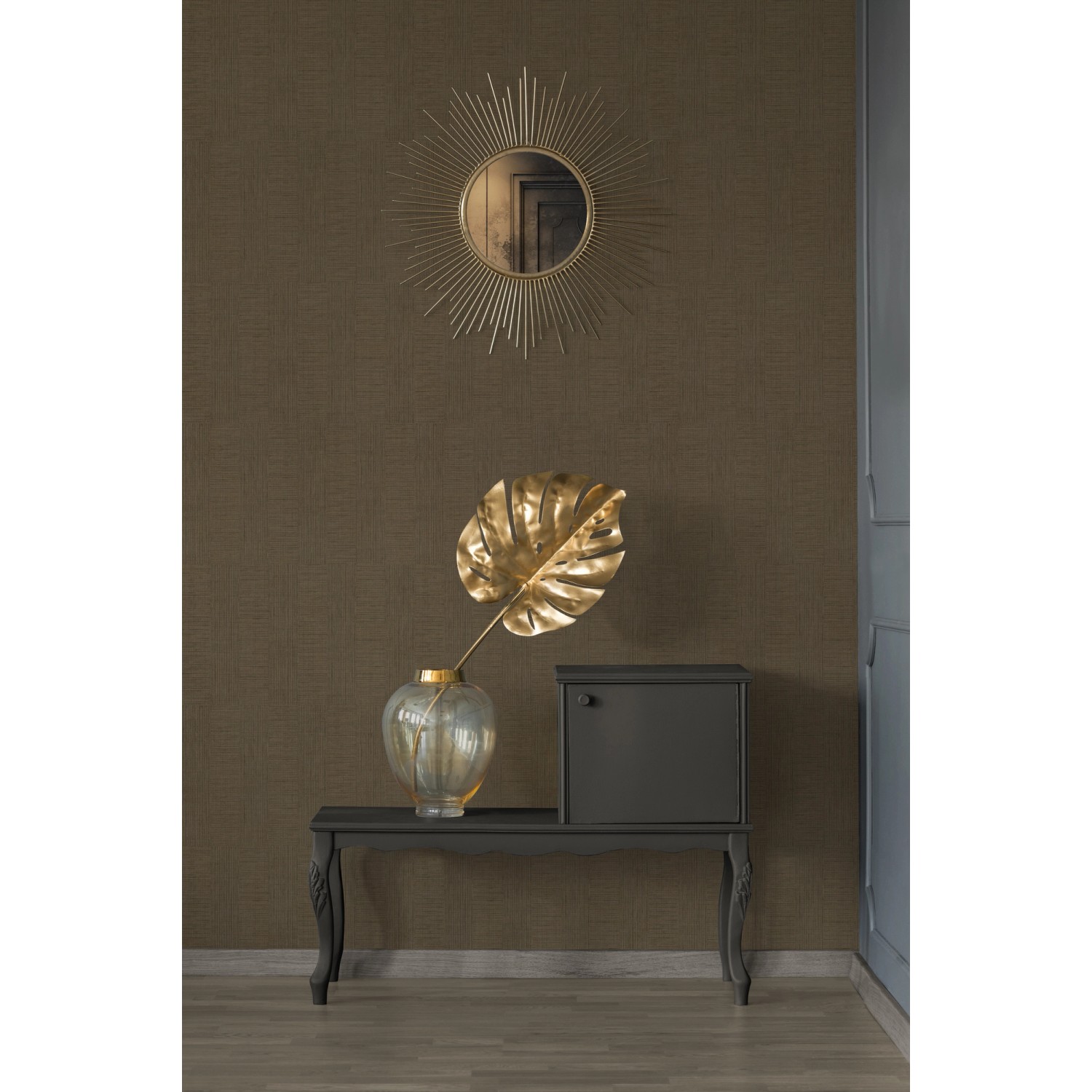 Braune Vliestapete mit Streifenmuster und leichter Struktur im Raum mit Deko.