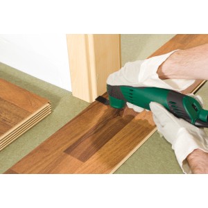 LUX Tauchsägeblatt im Einsatz: Multitool sägt Laminat für passgenaue Übergänge.