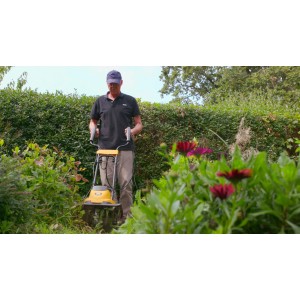 Mann benutzt Texas Elektro-Motorhacke El-Tex 1000 im Garten.