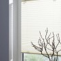 Cremefarbenes Gardinia Plissee Solo 90x130 cm am Fenster, blickdicht und ohne Bohren montiert.